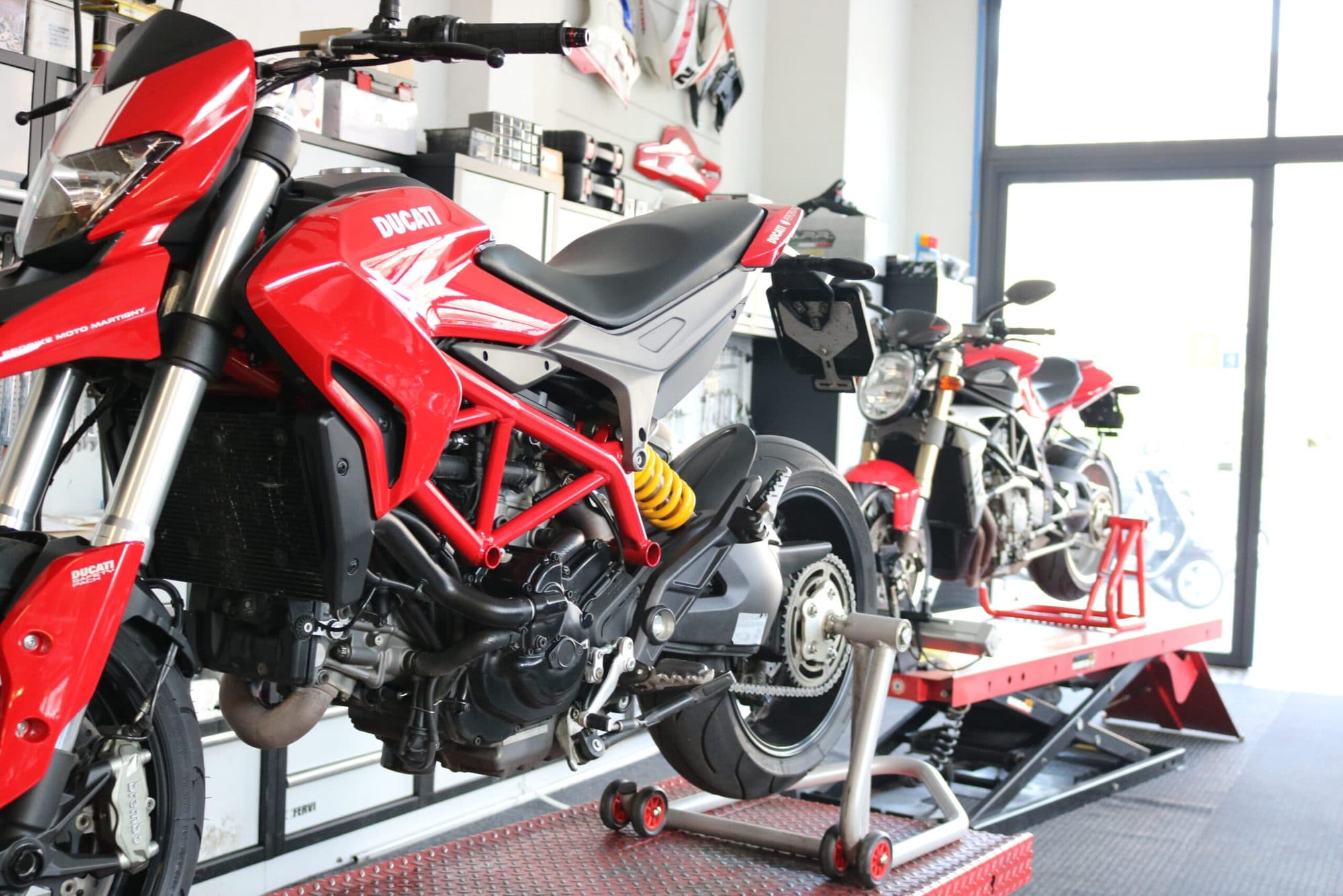 Moto sur le pont de l'atelier